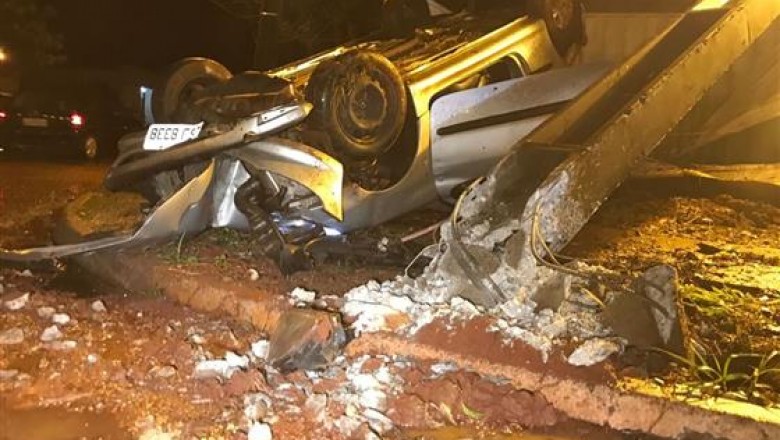 Vídeo: Câmera flagra capotamento em rotatória 