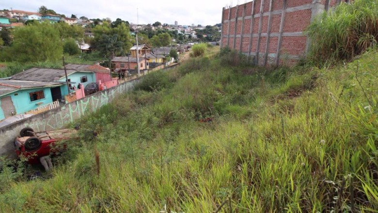 Carro sai da pista e despenca em barranco