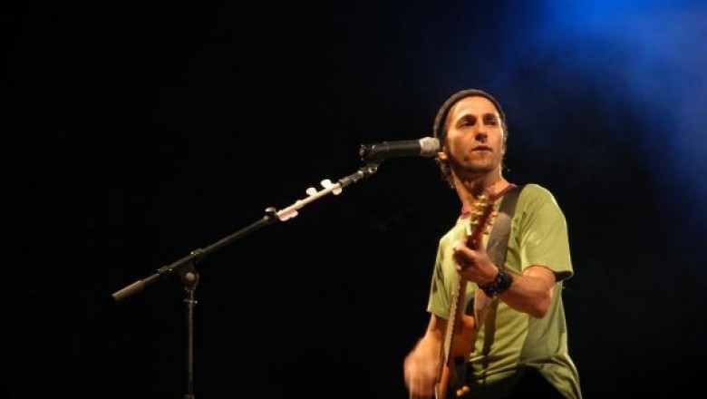 Zeca Baleiro faz show gratuito em Curitiba