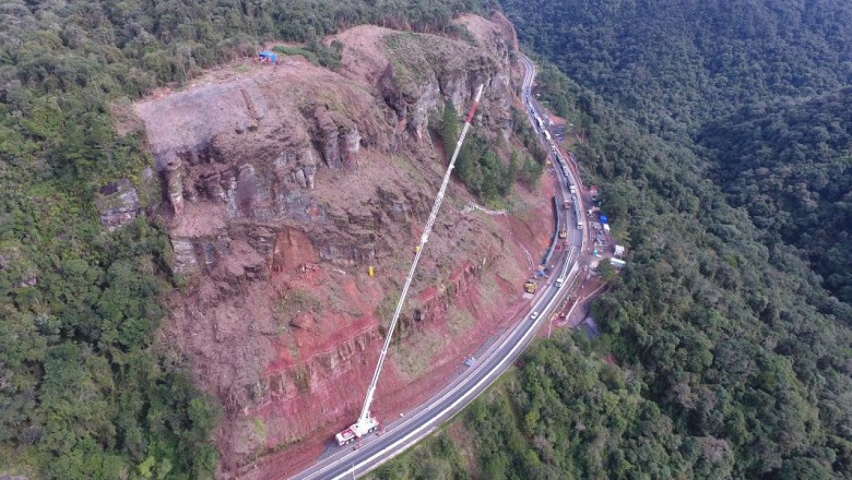 BR 116, que liga Curitiba e Santa Catarina, está totalmente bloqueada nos dois sentidos