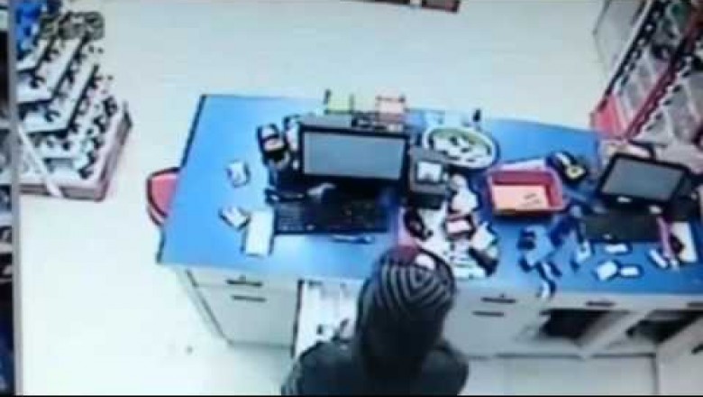 (Vídeo) Bandido ameaça cliente em assalto a farmácia de Ponta Grossa 