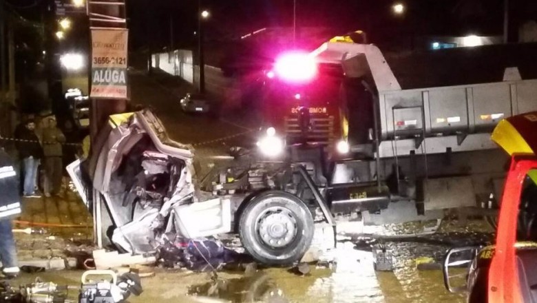 Cabine se desprende de caminhão e bate de frente com poste