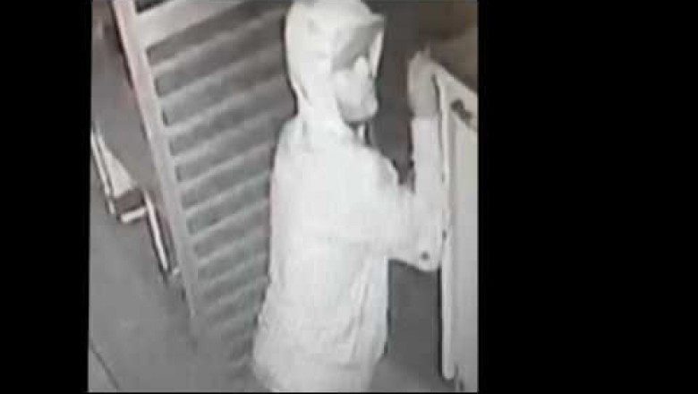 Câmera registra ação de bandido em mercado