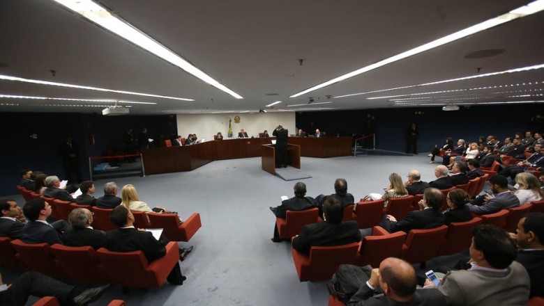 STF solta Andrea Neves e primo, e adia decisão sobre Aécio