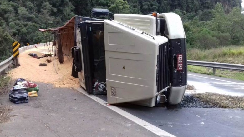 Caminhão carregado com soja tomba na BR-277