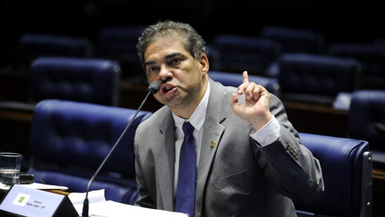 Senador do PMDB acusa Temer de chantagem e cobra renúncia do presidente