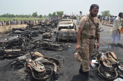 Explosão de caminhão-tanque no Paquistão deixa mais de 130 mortos