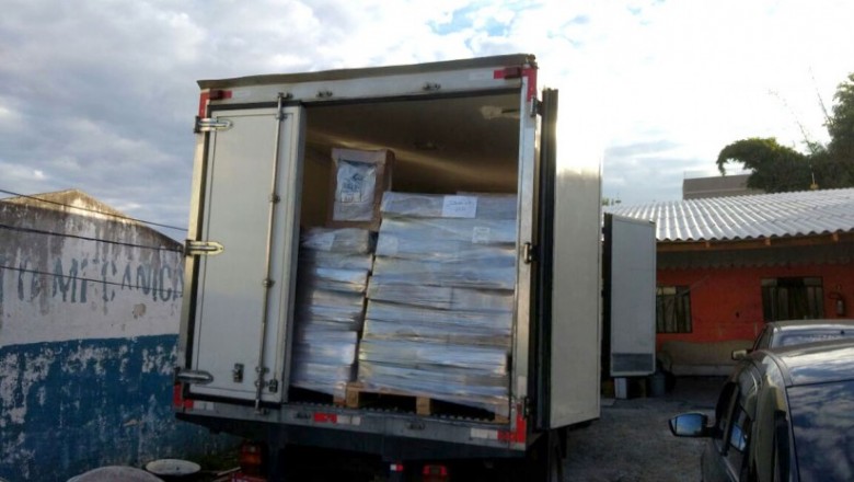 Polícia recupera caminhão com seis toneladas de frango. Dois são presos