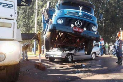 Caminhão esmaga carro em rodovia do interior do PR