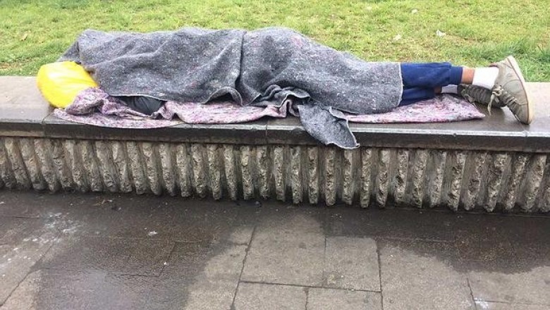 Em uma das noites mais frias do ano, moradores de rua de SP são acordados com jatos d'água