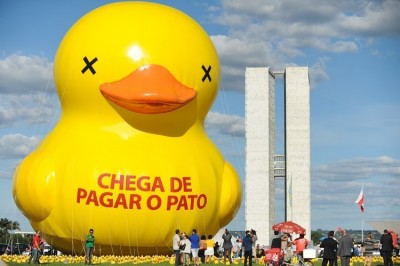 Fiesp volta expor o pato amarelo em protesto contra o aumento de impostos e o Governo Temer