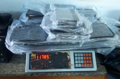 Dois paraguaios foram presos com 12 quilos de haxixe em fundo falso de mala