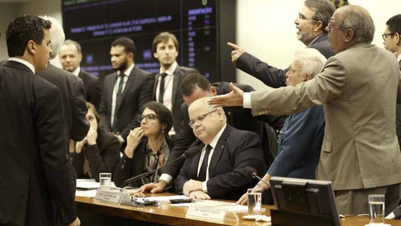 Defendido por caciques, 'Distritão' é alvo de críticas de especialistas