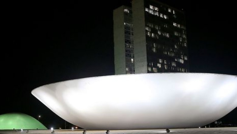 Deputados reiniciam hoje votação de mudanças no sistema político-eleitoral