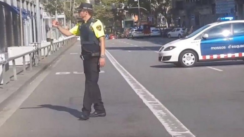 Van atropela pessoas e deixa vários feridos em Barcelona, diz polícia; mídia local relata 2 mortes