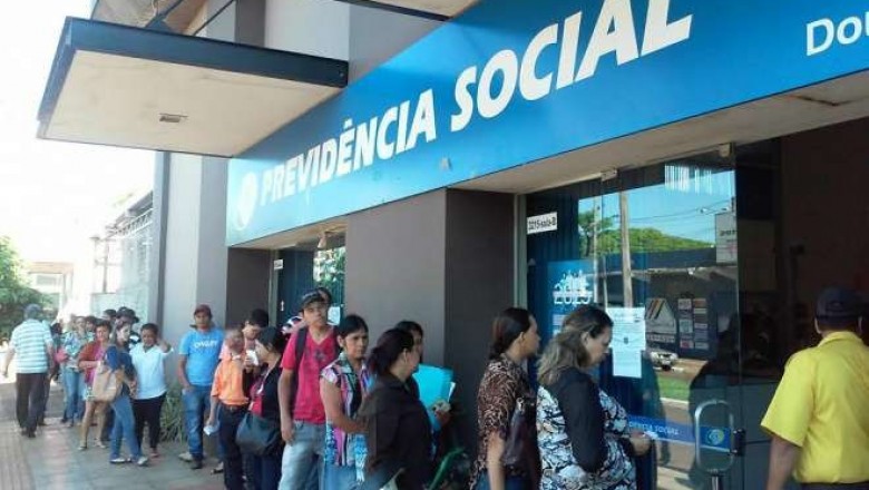 Aposentados e pensionistas começam a receber primeira parcela do décimo terceiro