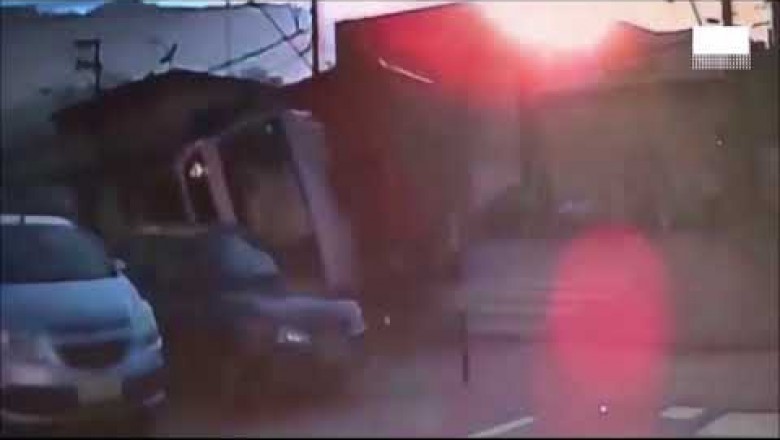 Vídeo mostra momento que caminhão tomba e mata criança em SP