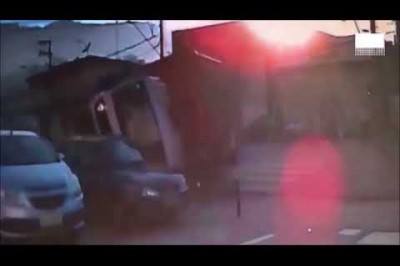Vídeo mostra momento que caminhão tomba e mata criança em SP