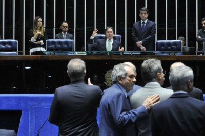 Senadores decidem revisar ordem do STF para afastar Aécio
