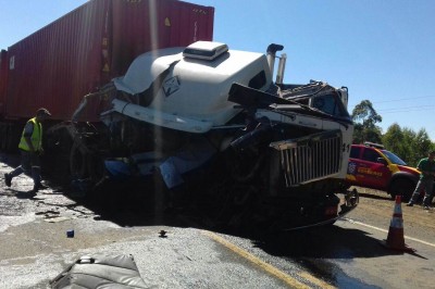 Acidente entre dois caminhões deixa dois feridos na PR-160, em Telêmaco Borba
