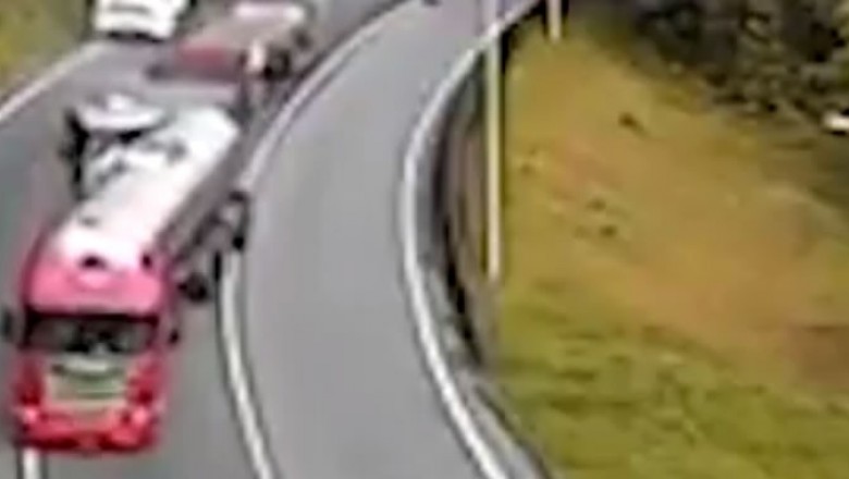 Câmeras flagram acidente entre dois caminhões na BR-376 em Guaratuba