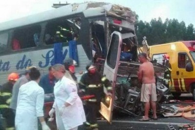 Grave acidente entre ônibus e caminhão deixa dois mortos no interior de SP