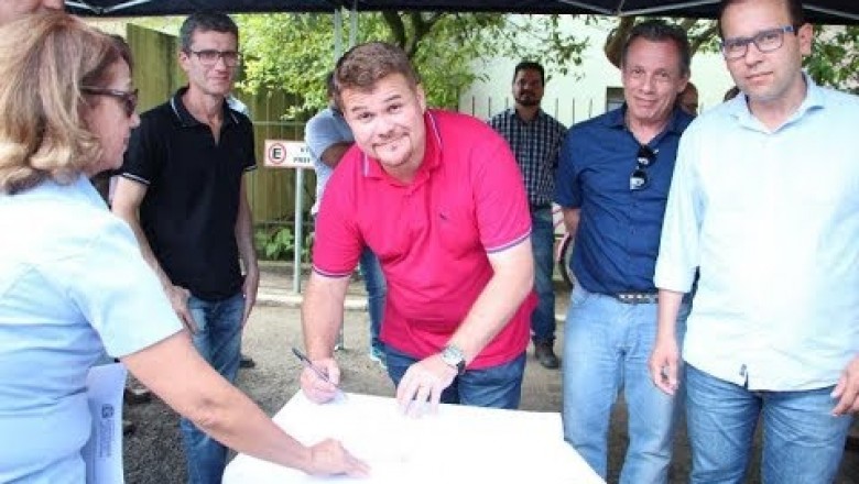 (Vídeo) Prefeito Marcelo Roque assina Ordem de Serviço para execução de obra 