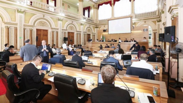 Em Curitiba, vereadores aprovam reajuste no IPTU de 2018