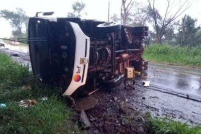 Micro-ônibus capota e deixa um morto e 14 feridos em Toledo