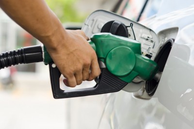 Preço da gasolina e do diesel tem novo reajuste amanhã nas refinarias