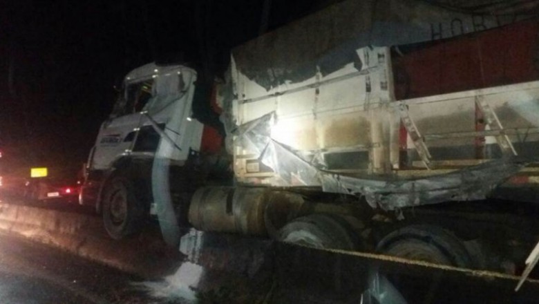 Caminhão tomba e derrama carga de milho sobre a pista