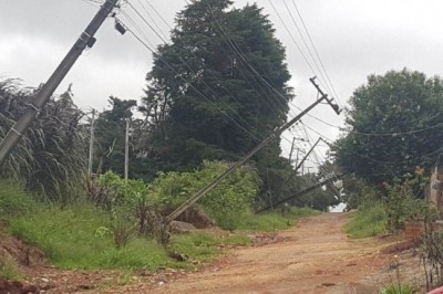 Em Ponta Grossa postes caem devido às chuvas e bairro fica sem luz