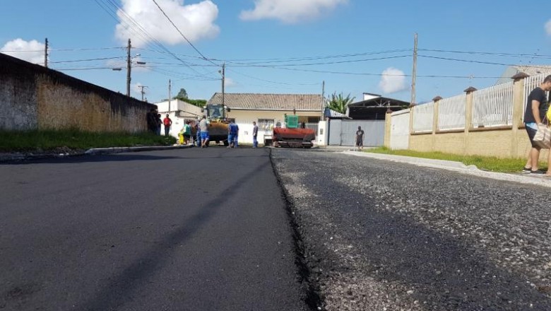 Paranaguá: Rua Regina de Félix Lima recebe asfalto a quente e serviços de drenagem 