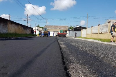 Paranaguá: Rua Regina de Félix Lima recebe asfalto a quente e serviços de drenagem 