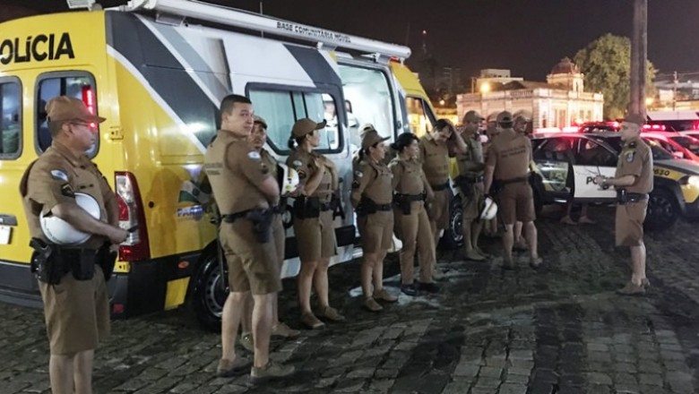 Noite tranquila marca primeiro dia de desfiles na Avenida do Samba em Paranaguá