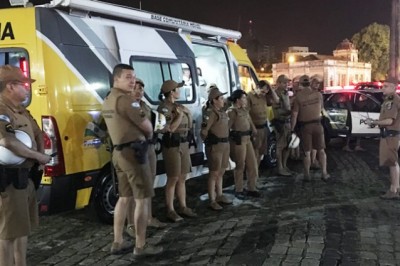 Noite tranquila marca primeiro dia de desfiles na Avenida do Samba em Paranaguá
