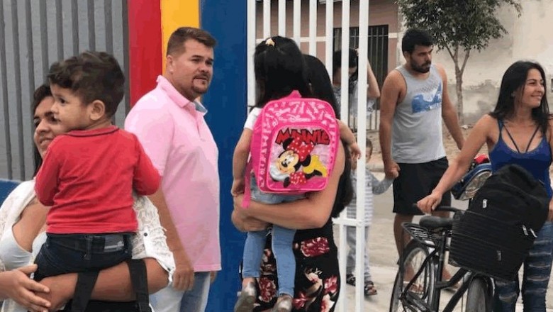 Prefeito de Paranaguá, Marcelo Roque recepciona pais e alunos no retorno às aulas