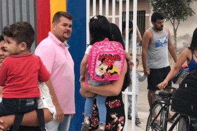 Prefeito de Paranaguá, Marcelo Roque recepciona pais e alunos no retorno às aulas