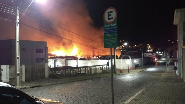 Incêndio consome pavilhão de centro de eventos em Irati 