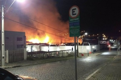 Incêndio consome pavilhão de centro de eventos em Irati 