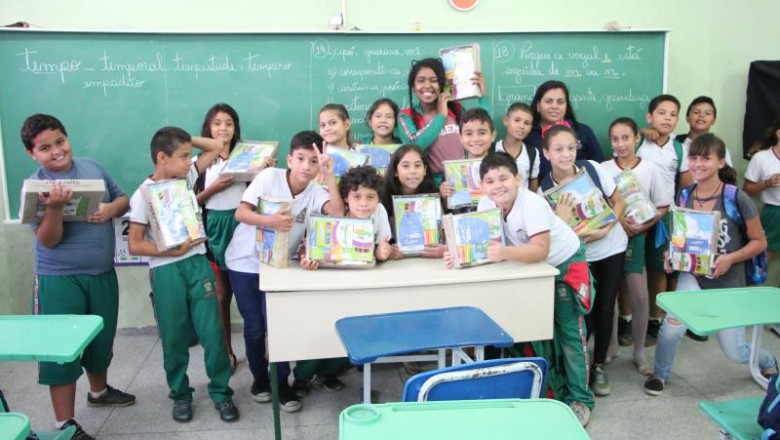 Prefeitura de Paranaguá entrega kits escolares para os alunos da rede municipal