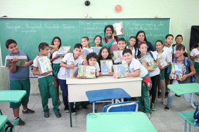 Prefeitura de Paranaguá entrega kits escolares para os alunos da rede municipal