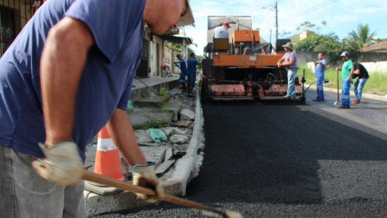 Prefeitura de Paranaguá realiza pavimentação asfáltica em diversas regiões