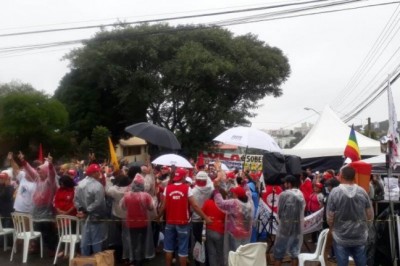 Justiça fixa multa de R$ 500 mil a manifestantes pró-Lula na Polícia Federal