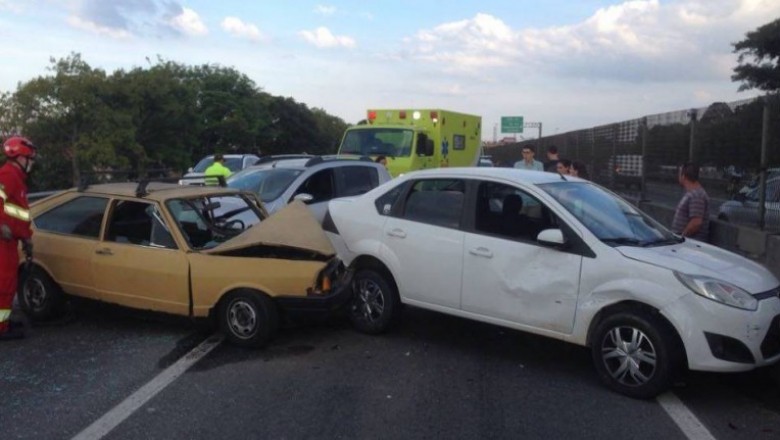 Engavetamento envolve sete veículos na BR-277