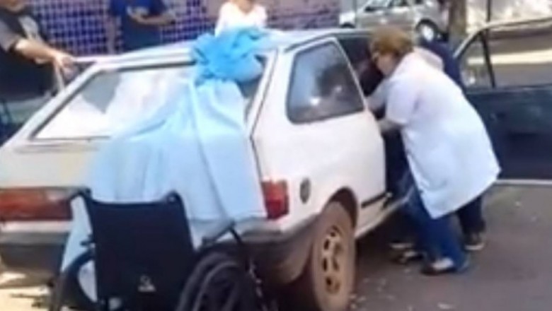 (Vídeo) Mulher dá à luz dentro de carro em frente à hospital