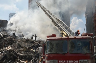 Bombeiros retiram primeiro corpo de escombros de prédio em SP