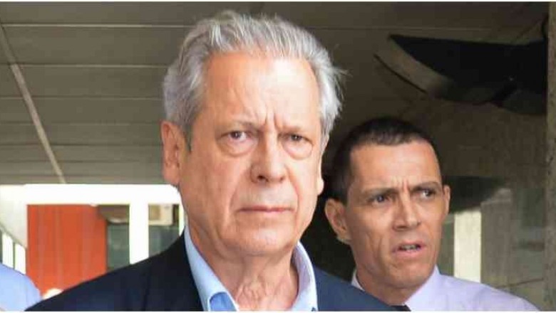 José Dirceu tem até 17h para se entregar à Polícia Federal