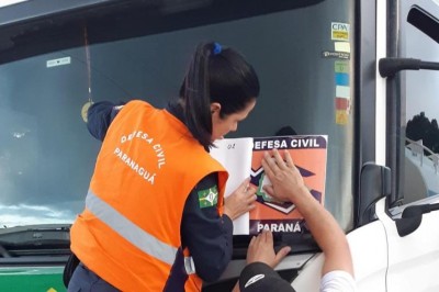 Após negociação manifestantes escoltam combustível para veículos oficiais do município de Paranaguá