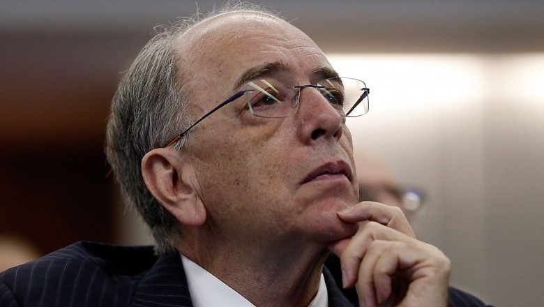 Em meio a crise, presidente da Petrobras pede demissão